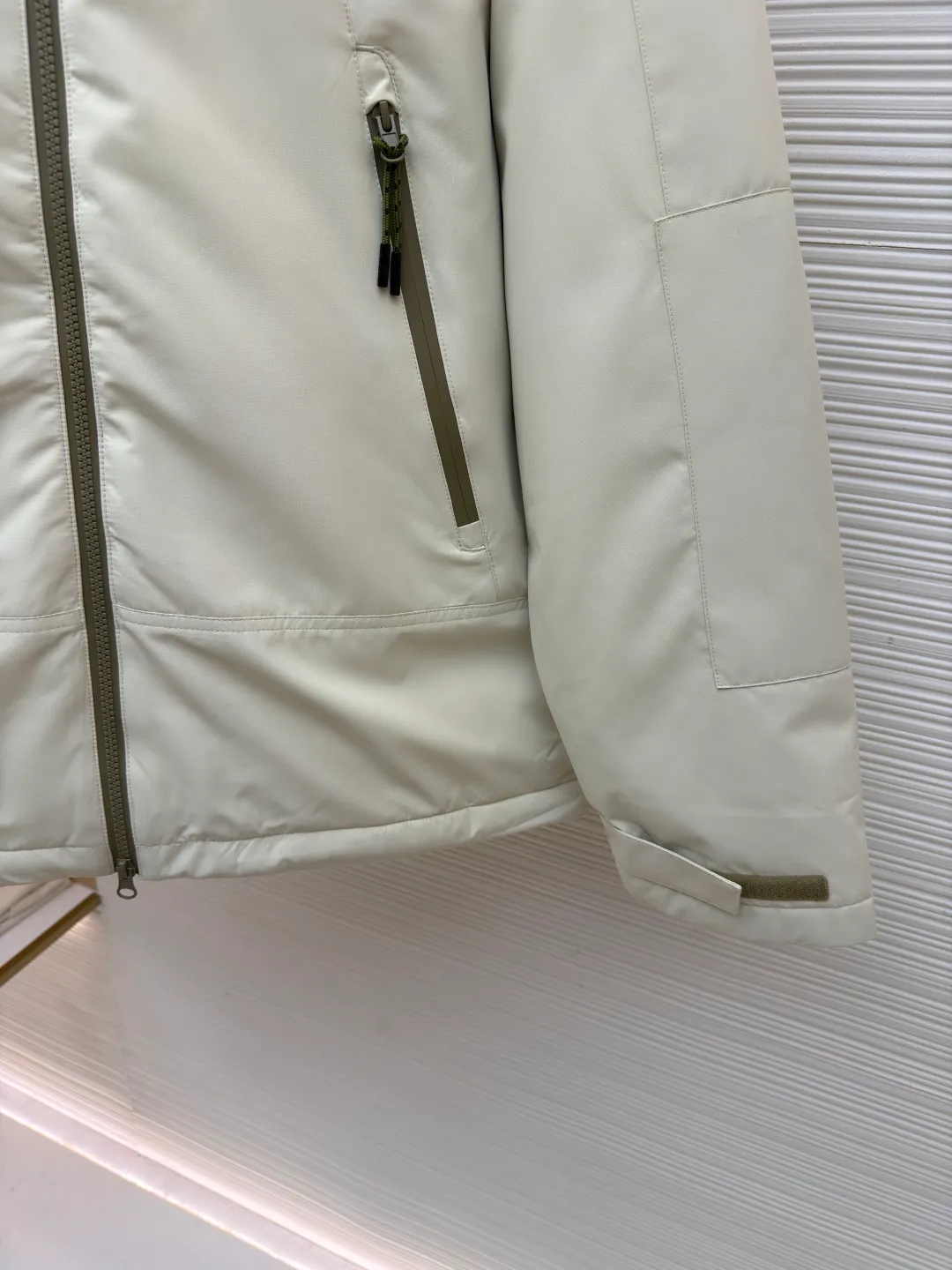 Ralph Lauren logo hooded down jacket ●Original version: Purchased and developed in 2519 ●Item number: 1682204-D60 ●Fabric: White duck down fabric ●Technology: Mechanical down filling ●Color: white ●Version: Fitted version ●Weight: about 880 grams ●Size: S-M-L-XL ●Description: Made of 90 white duck down with a weight of 220g to ensure excellent thermal insulation performance. After strict screening and treatment, the velvet is not easily drilled, ensuring durability. The classic jacket has a slightly loose fit, with slightly dropped shoulder lines (shoulder width is 1-2cm wider than the standard fit). The length reaches the hips, and the sleeves are slightly tapered straight sleeves, taking into account freedom of movement and casual style. The adjustable Velcro on the cuffs allows you to freely adjust the tightness according to the thickness of your wrist and personal preferences, effectively preventing cold wind from intruding, and improving the warmth retention performance. In terms of storage, there are two zipper pockets on the front for you to store frequently used items, and the zipper design ensures that items are not easily lost. A built-in pocket on the left side of the chest provides a safe storage space for some small private items. The drawstring design at the hem allows you to adjust the shape of the jacket according to your body shape and dressing needs. Whether it is loose and casual or slim and neat, you can easily control it. The overall wiring is straight and delicate, the fabric is comfortable and soft, and the color is consistent without color difference. It can be matched with the same style to create a fashionable look and control various occasions. Customized accessories, complete with three standards, same style for men and women!